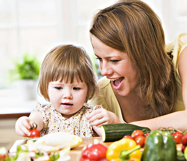 Zusatzversicherung Vorsorge - Mutter und Tochter vor Gemüseauswahl