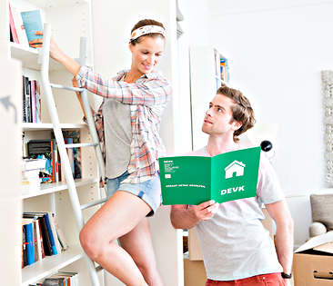 Hausratversicherung – Paar räumt Bücherregal ein