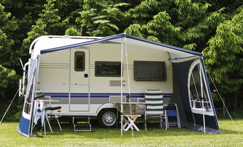 Wohnwagenversicherung - Wohnwagen steht auf Campingplatz
